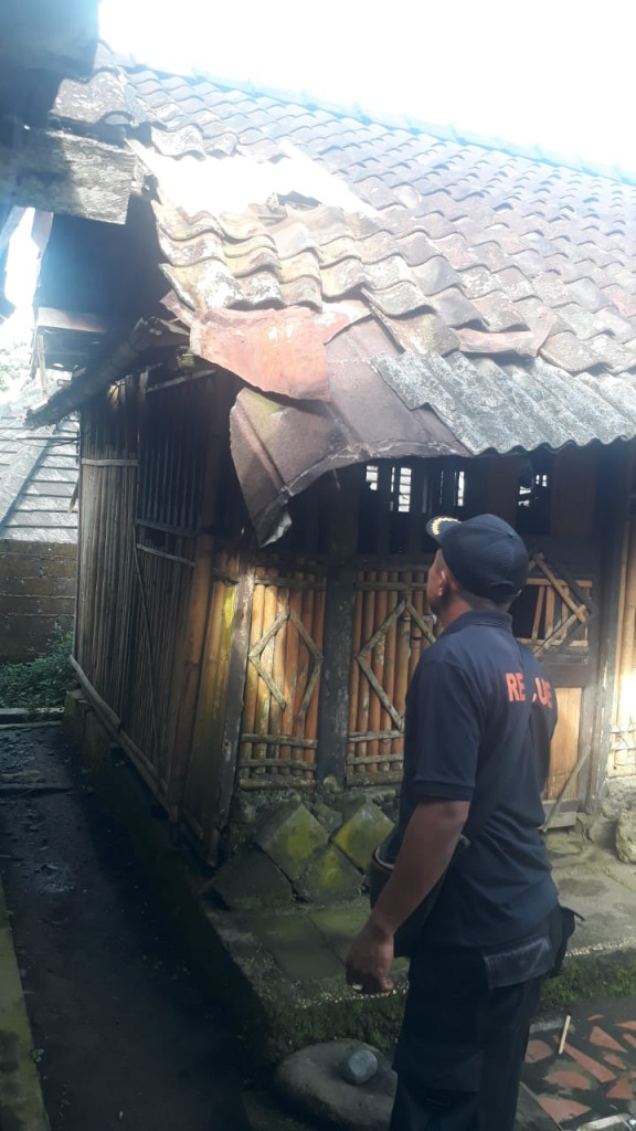 Atap Dapur Roboh di Banjar Kerta, Desa Petang, Kecamatan Petang Tanggal 11 Mei 2023